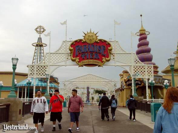 Photograph of Paradise Pier entrance and Avalon Cove