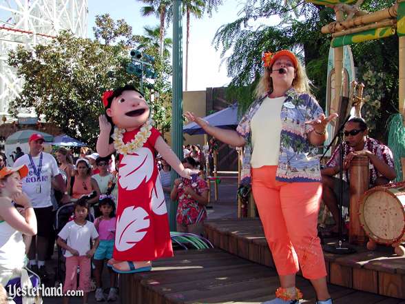 Lilo & Stitchs Ohana Luau, Lilo and hostess