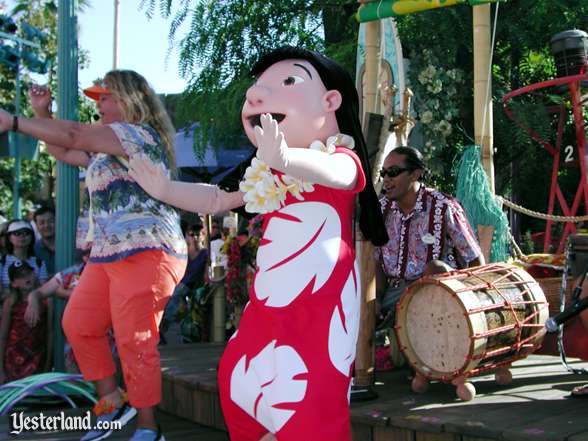 Lilo & Stitchs Ohana Luau, hula lesson