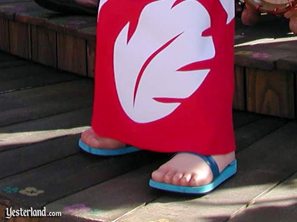 Lilo & Stitchs Ohana Luau, Lilos feet