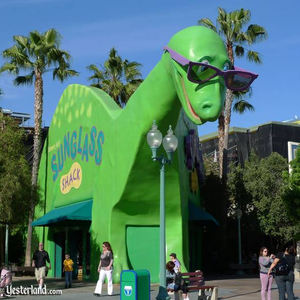 Photo of Sunglass Shack facing Mulholland Madness: 2009 by Allen Huffman.