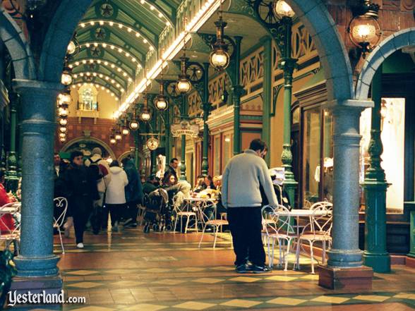 DIsneyland Paris arcades parallel to Main Street