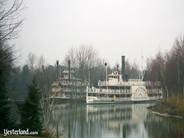 Sidewheeler Molly Brown and sternwheeler Mark Twain