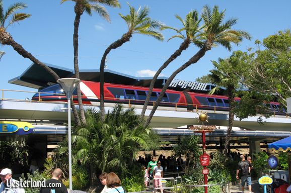 Dieneyland Mark VII Monorail Red in 2009