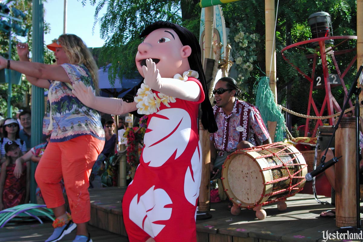 Lilo & Stitch’s Ohana Luau, hula lesson