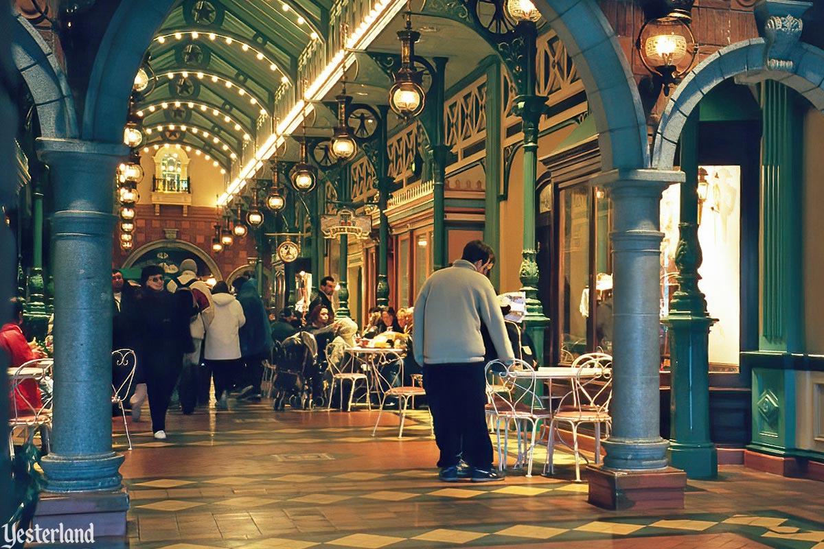 DIsneyland Paris arcades parallel to Main Street