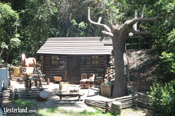 Photo of No-Longer-Burning Settlers Cabin at Disneyland in 2007