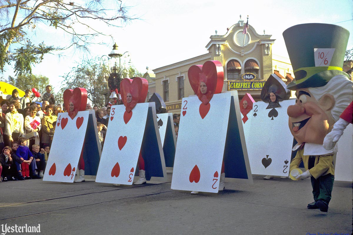 Anciennes Parades des Resorts Américains Fantasyonparade_alicecards1966cl