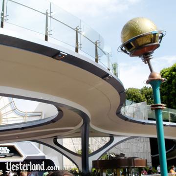 Photo of the unused track over Tomorrowland in 2005