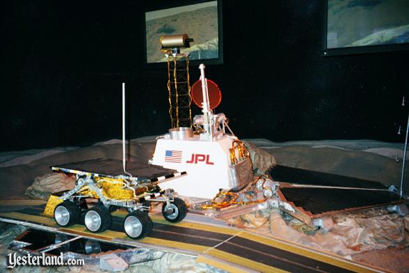 Photo of a model of the Mars Pathfinder and the rover Sojourner